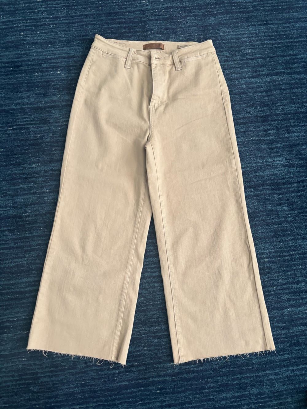 NWOT! Never worn. Judy Blue Beige Cropped Wide Leg Raw Hem Jeans size 9/29.